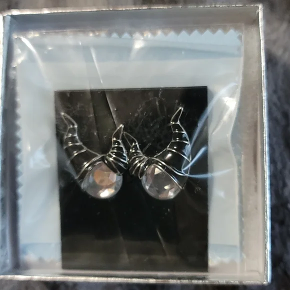 🔥 Maleficent Oversized Stud Earrings ✴ 🔥 - Picture 9 of 12